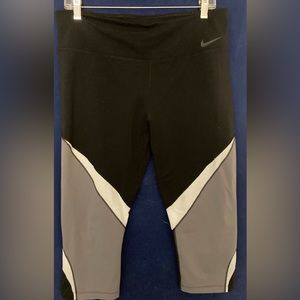 NIKE Dri-Fit LEGENDARY FABRIC PRINTED WOMEN'S TRAINING CAPRIS - SIZE (L) black
